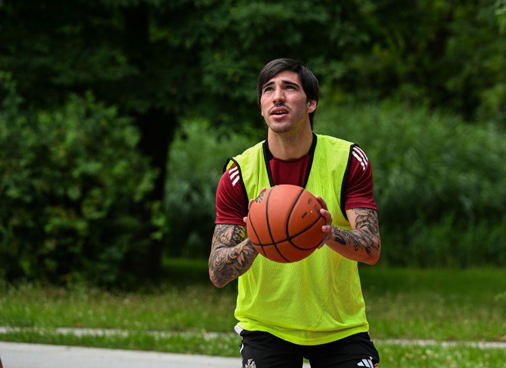 Sandro Tonali playing basketball