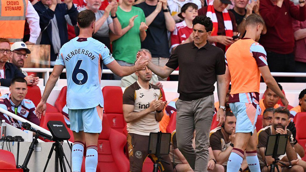 Jordan Henderson shakes hands with Keith Andrews
