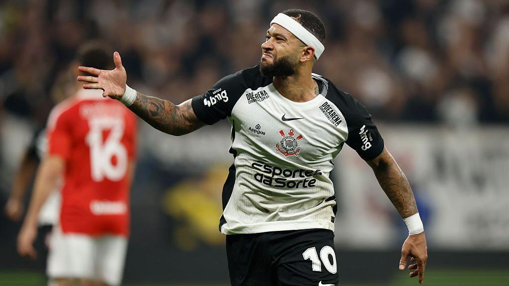Memphis Depay celebrates for Corinthians