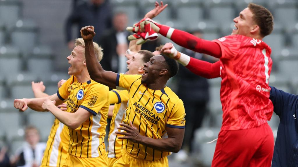 Welbeck winner sends Brighton into FA Cup quarter-finals