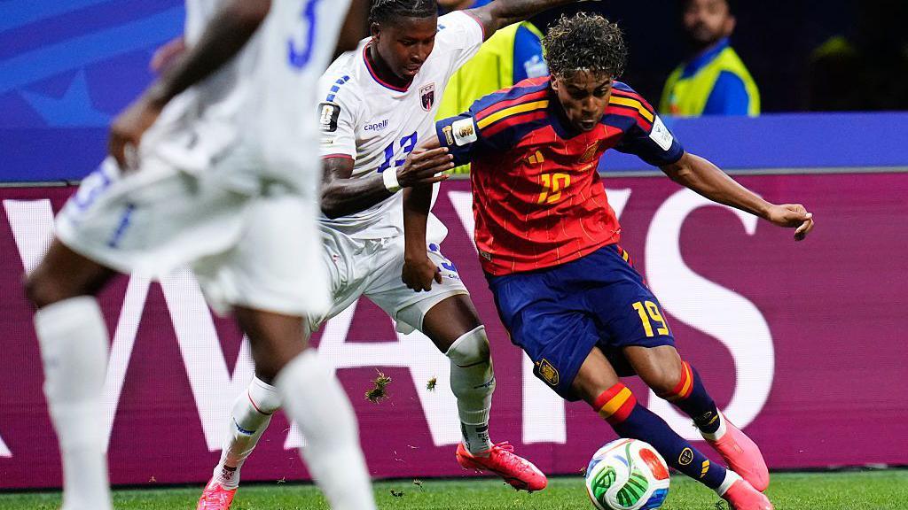 Lamine Yamal runs at the Cape Verde defence