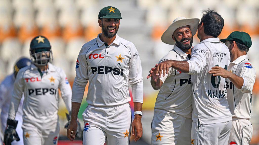 Pakistan players celebrate a wicket