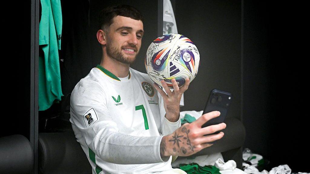 Troy Parrott taking a selfie with the matchball