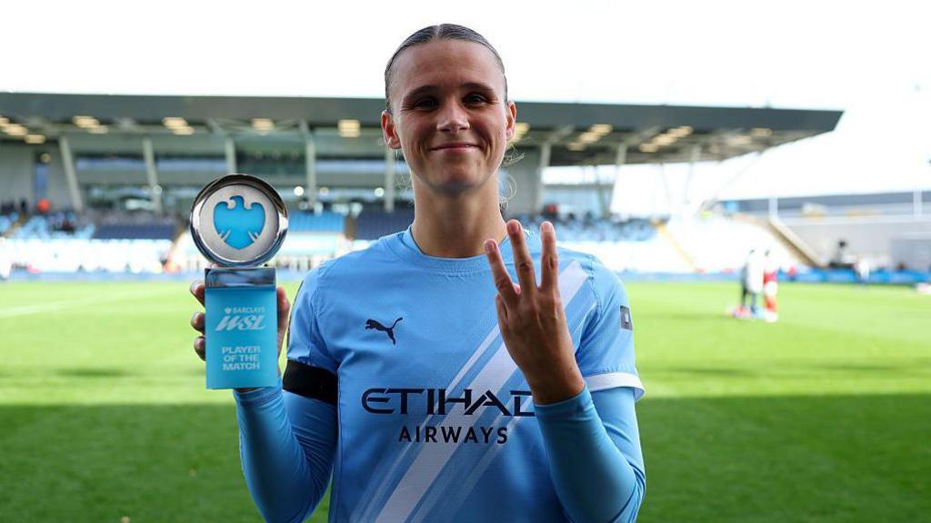 Kerstin Casparij with a player of the month award