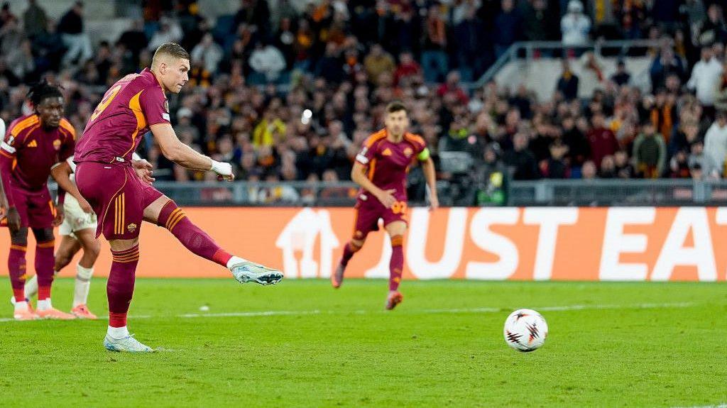 Artem Dovbyk taking a penalty