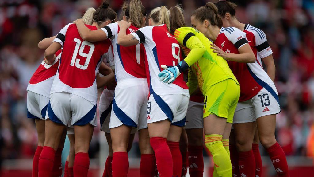 Arsenal players in a huddle