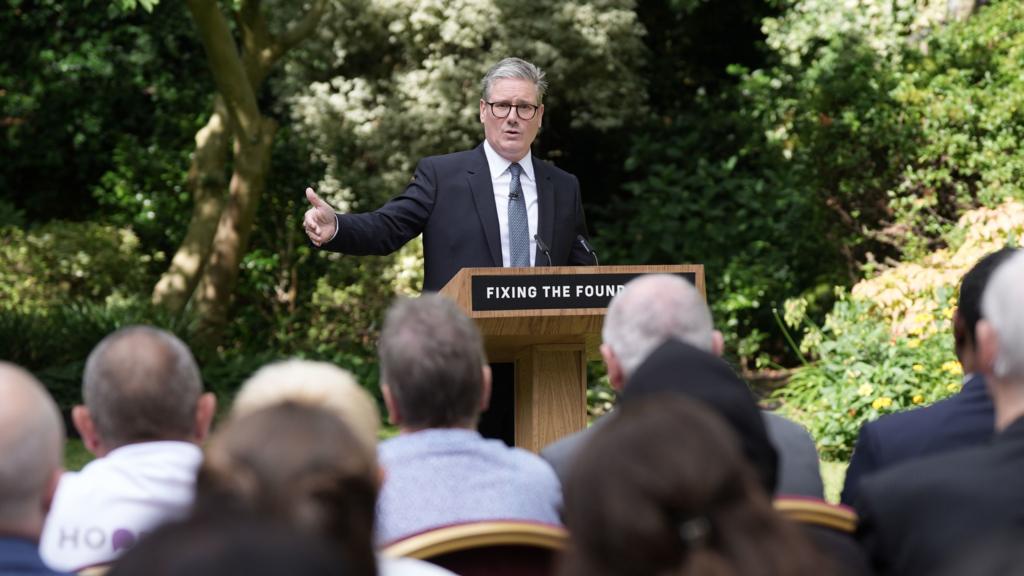 Starmer making speech in rose garden