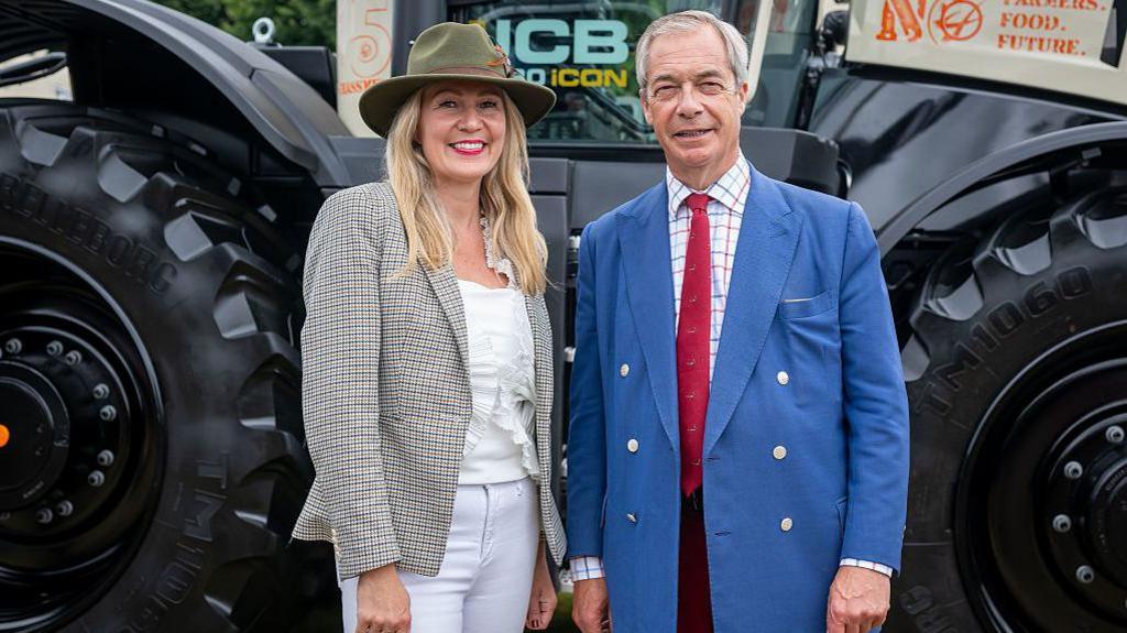 Laura Anne Jones gyda Nigel Farage yn y Sioe Frenhinol eleni