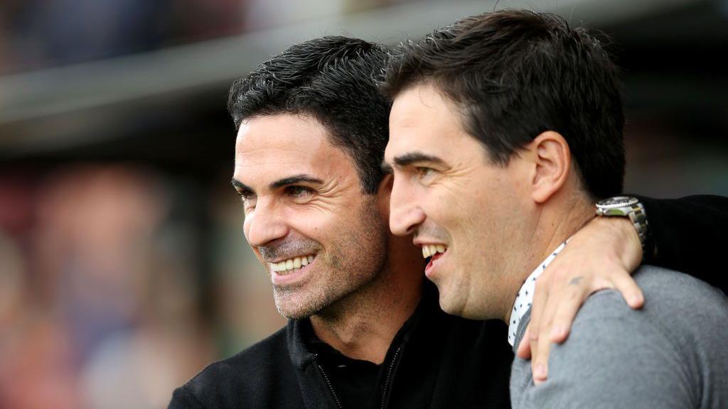 Arteta and Iraola smiling. 