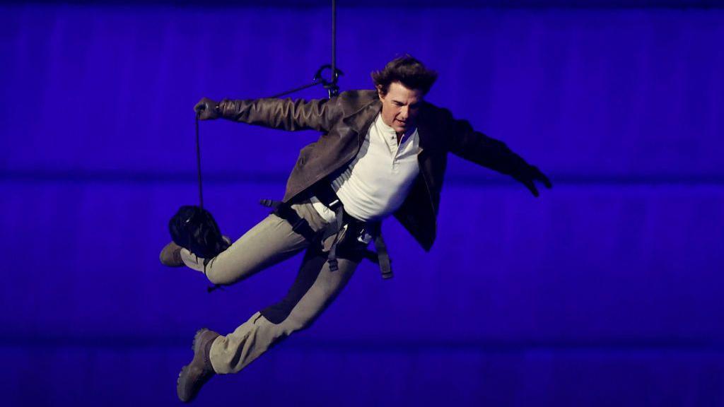 Tom Cruise abseiling