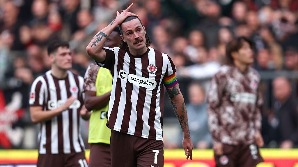 St. Pauli players look upset as they draw against Eintracht Frankfurt.