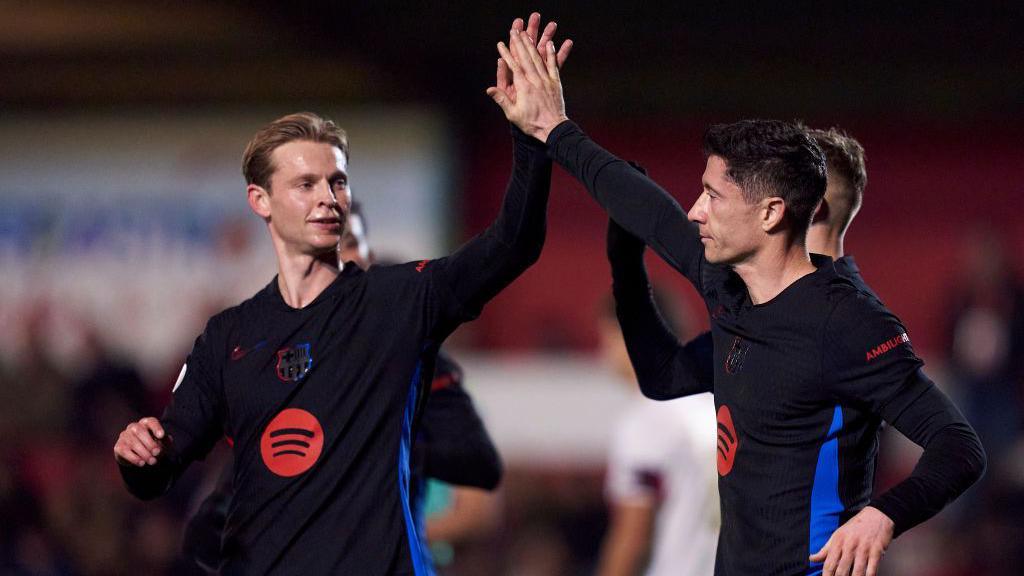 Frenkie de Jong and Robert Lewandowski high-five