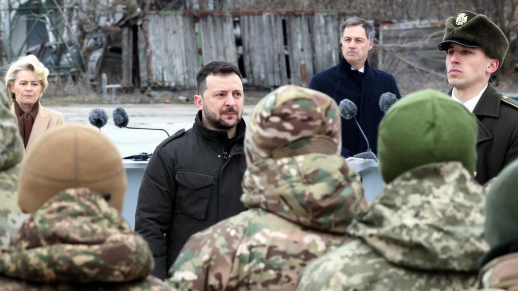 Zelensky stands in front of Ukrainian soldiers