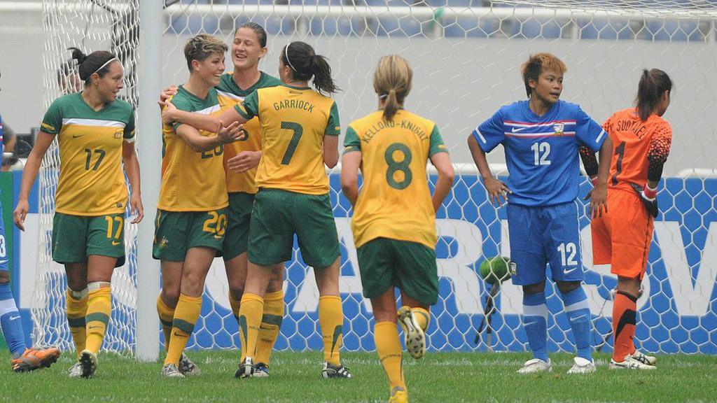 Michelle Heyman celebrates with her teammates