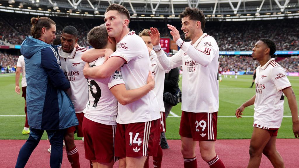 Arsenal players celebrate