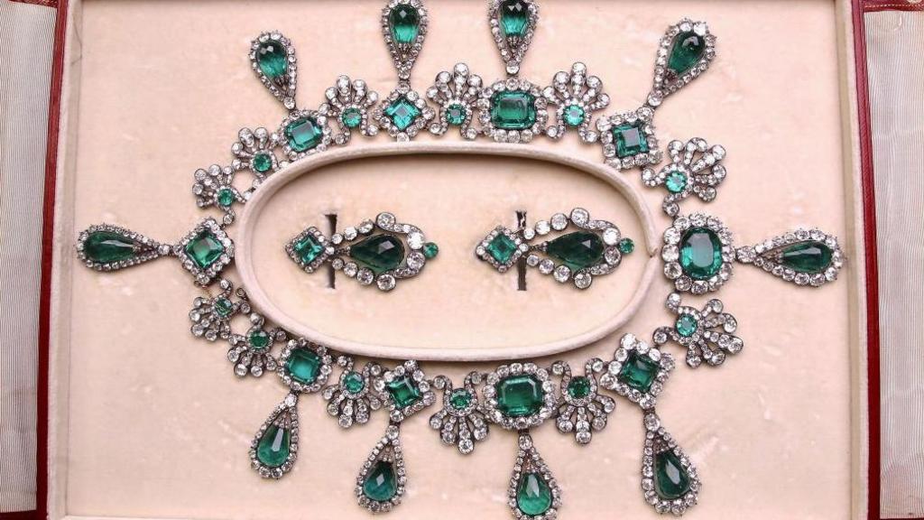 Paris Louvre Museum Suffers Heist of ‘Priceless’ Jewels