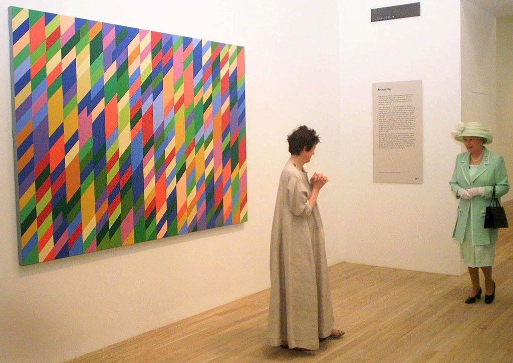 Bridget Riley and The Queen in 2000