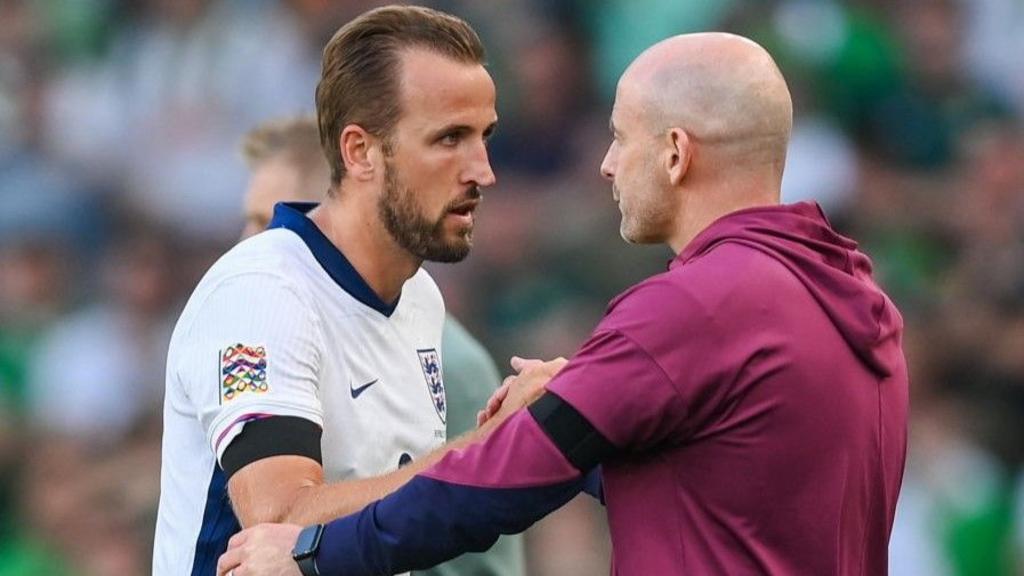 Harry Kane and Lee Carsley shaking hands