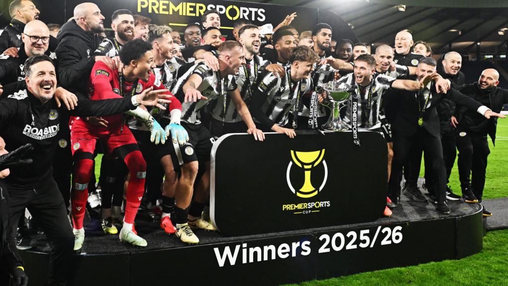 St Mirren players celebrating with the Scottish League Cup