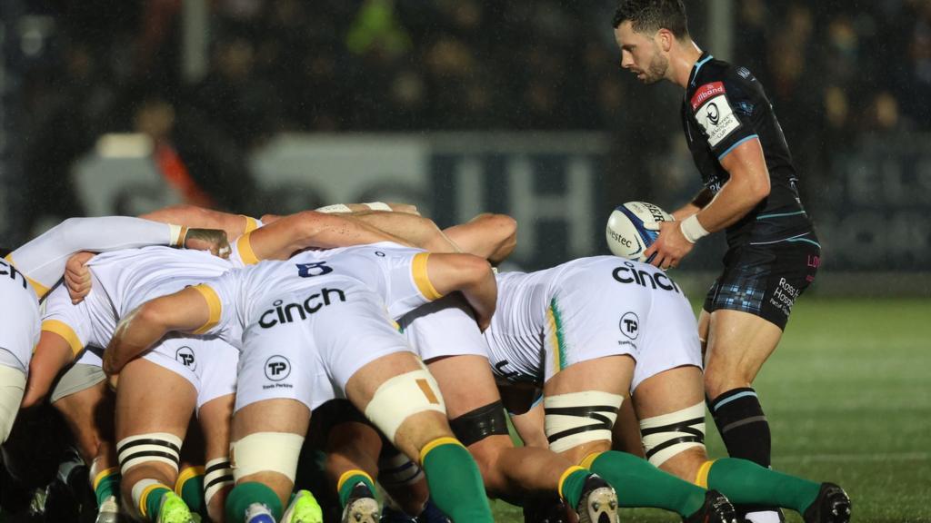 Warriors' Sean Kennedy holds the ball