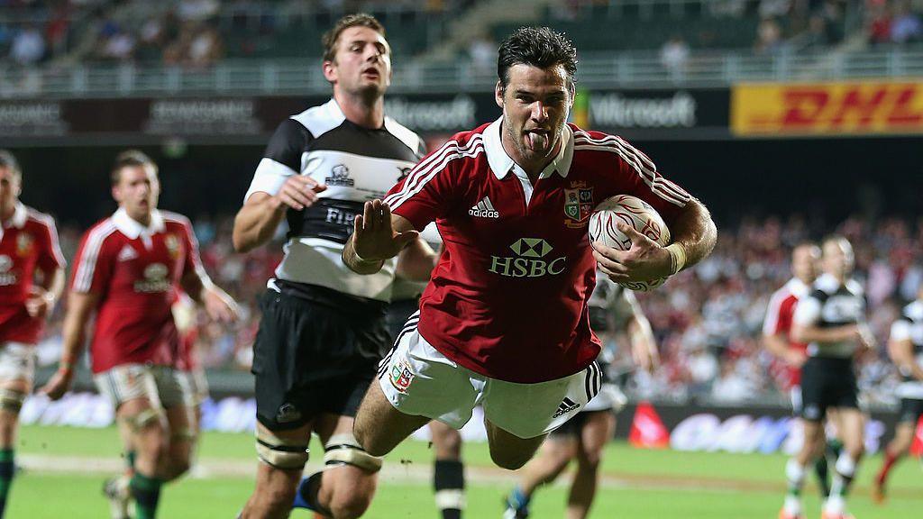 Mike Phillips dives in for a try