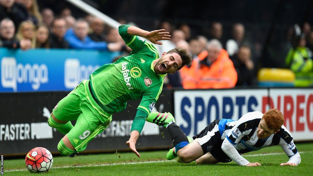 Fabio Borini of Sunderland screaming after being tackled by Jack Colback of Newcastle in 2016