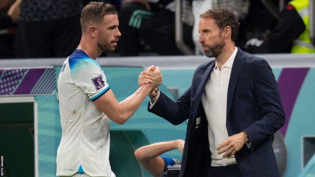 Jordan Henderson and Gareth Southgate clap hands together