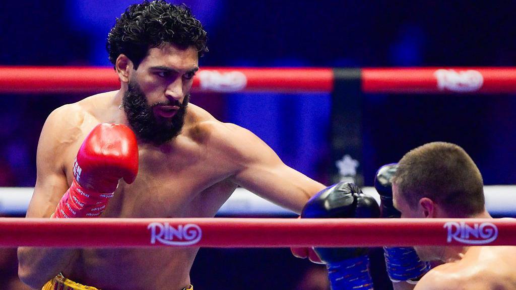 Hamzah Sheeraz throws a left jab 