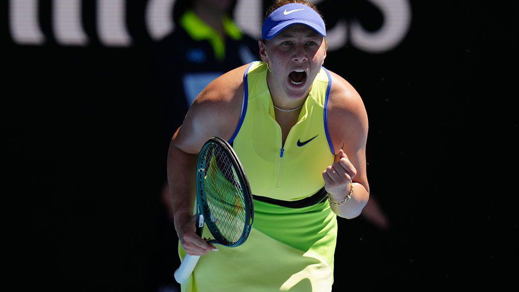 Amanda Anisimova fist-pumps