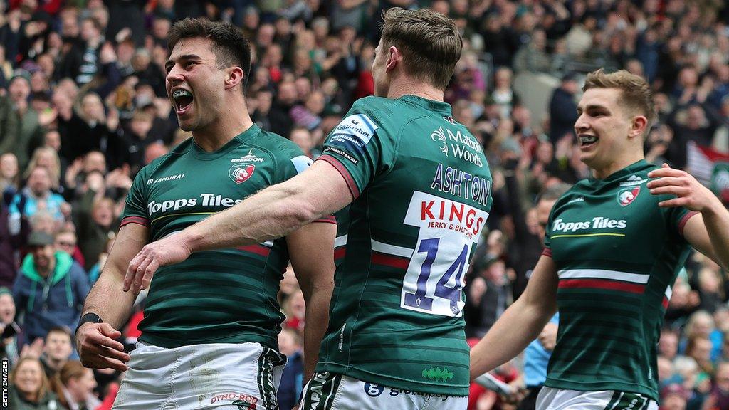 Leicester celebrate Dan Kelly's try