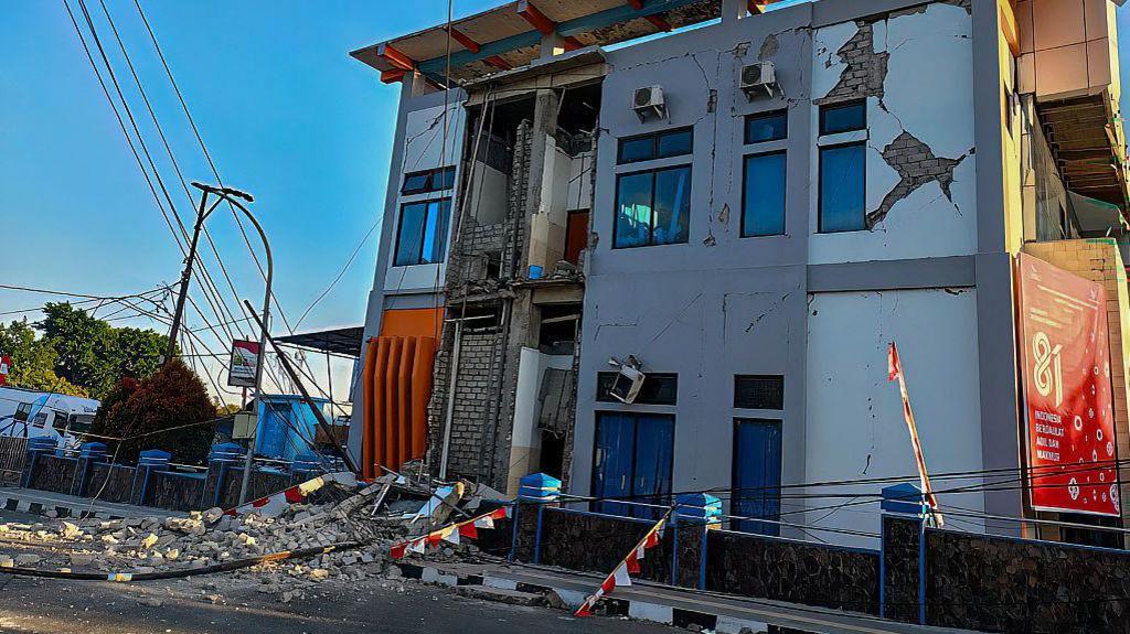 A damaged building is seen following a 7.7-magnitude earthquake in Ruteng, Manggarai, East Nusa Tenggara, on August 15, 202