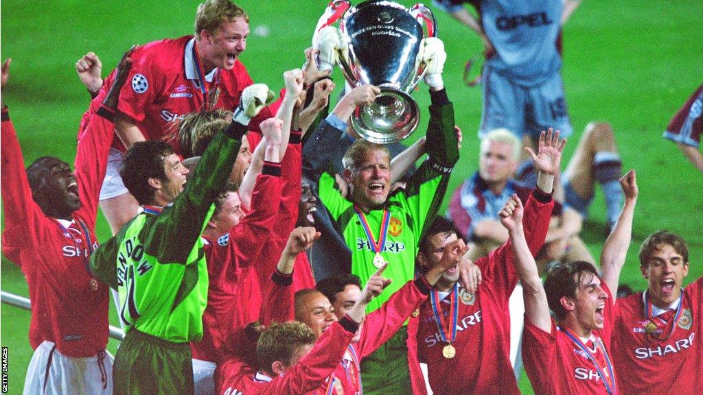 Manchester United players celebrate winning the Champions League in the 1998-99 season