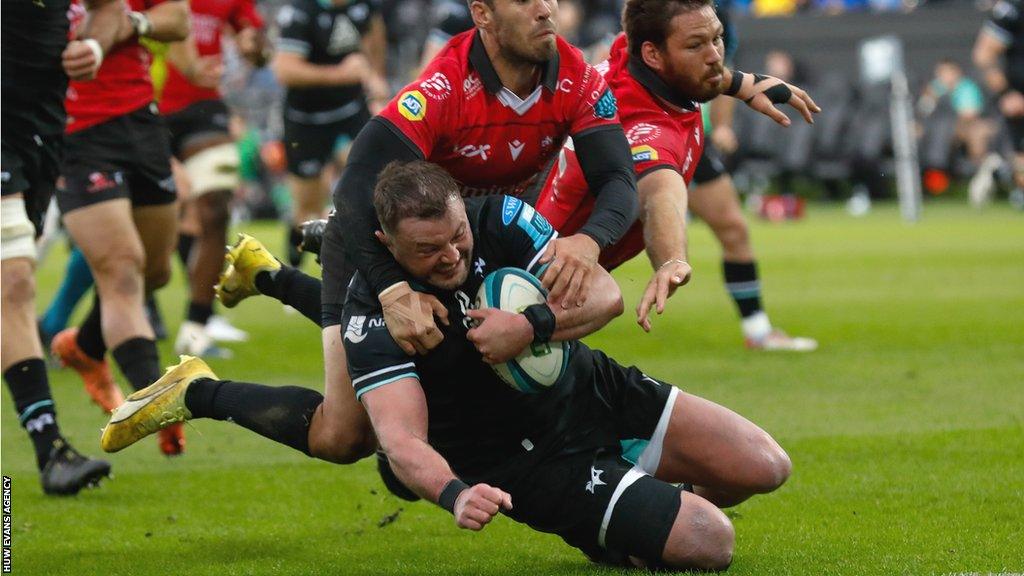 Sam Parry scores a try