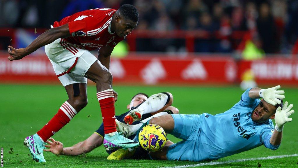 Callum Hudson-Odoi of Nottingham Forest clashes with Martin Dubravka