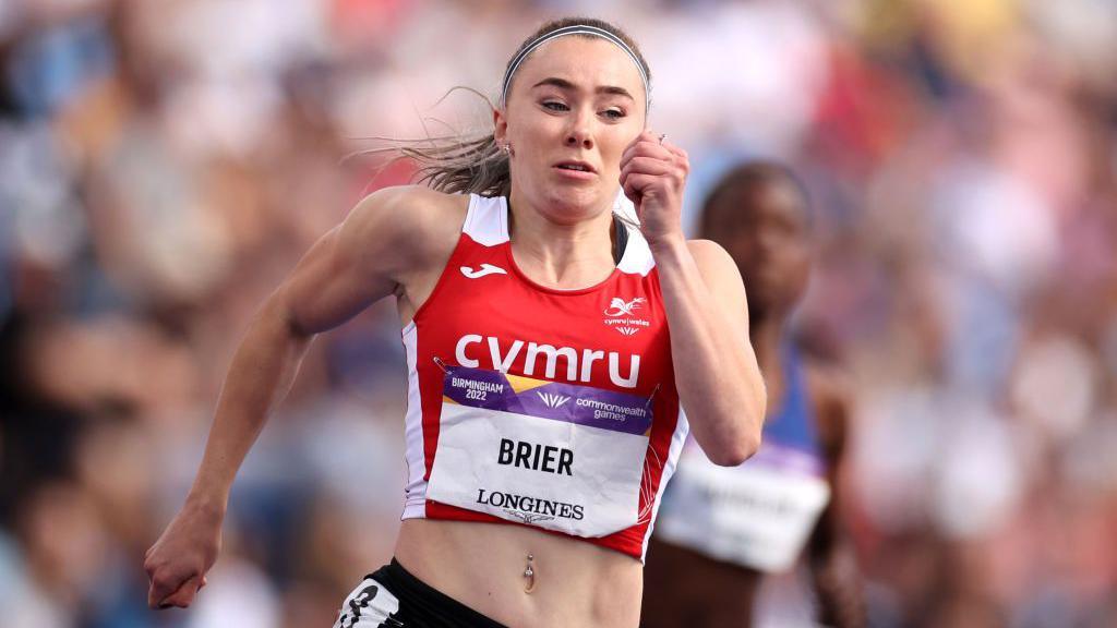 Hannah Brier yn cystadlu yng Ngemau'r Gymanwlad yn Birmingham yn 2022