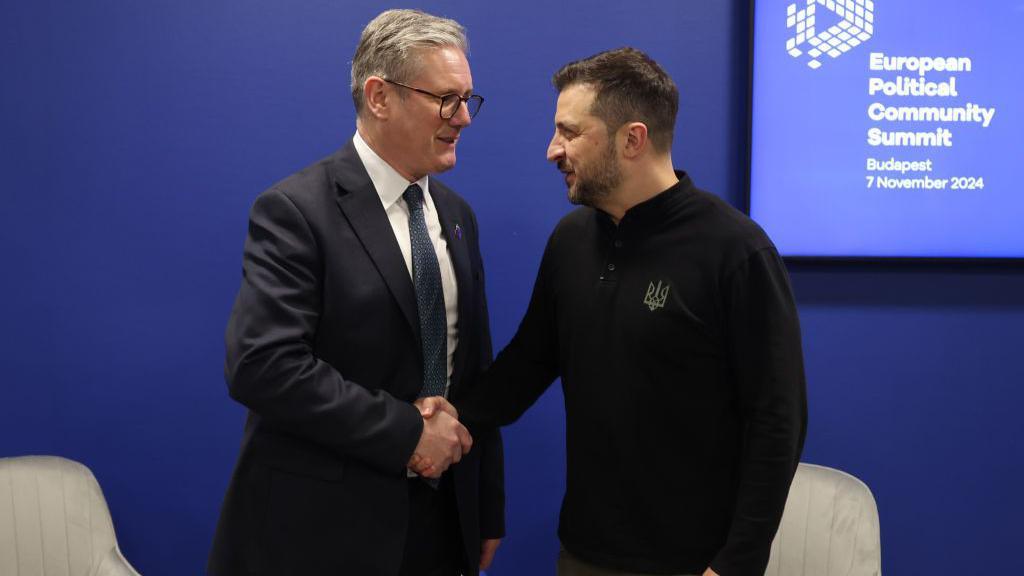 Sir Keir Starmer shakes hands with President of Ukraine Volodymyr Zelensky at the European Political Community summit in Budapest