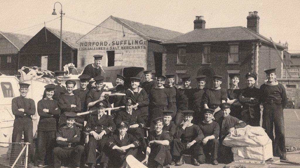 Patrick Troughton (front row, second from left) with the crew of the MGB 603 circa 1942