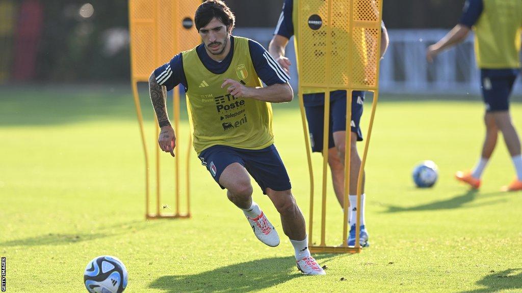 Sandro Tonali (centre)