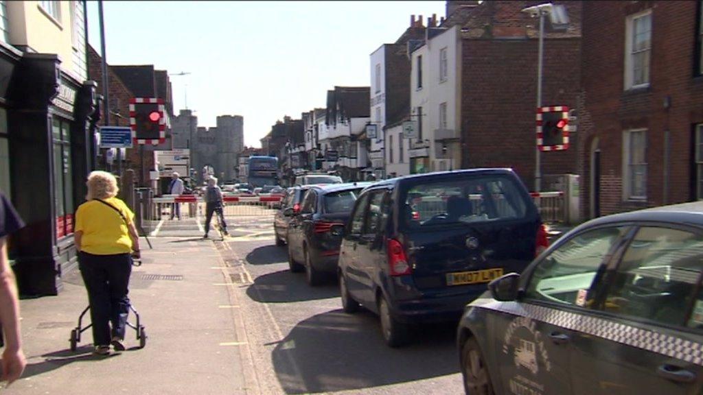 Traffic at level crossing