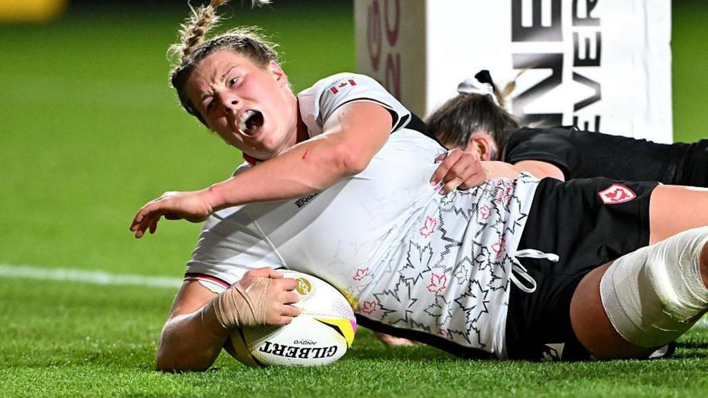 Sophie de Goede scores for Canada
