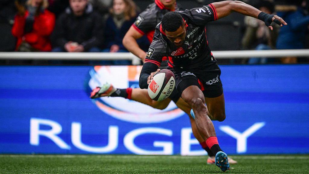 Jiuta Wainiqolo playing for Lyon