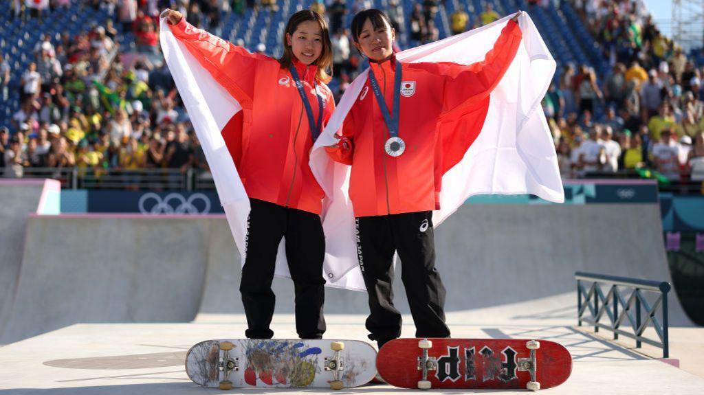 Gold medallist Coco Yoshizawa of Team Japan (L) and Silver medallist Liz Akama of Team Japan