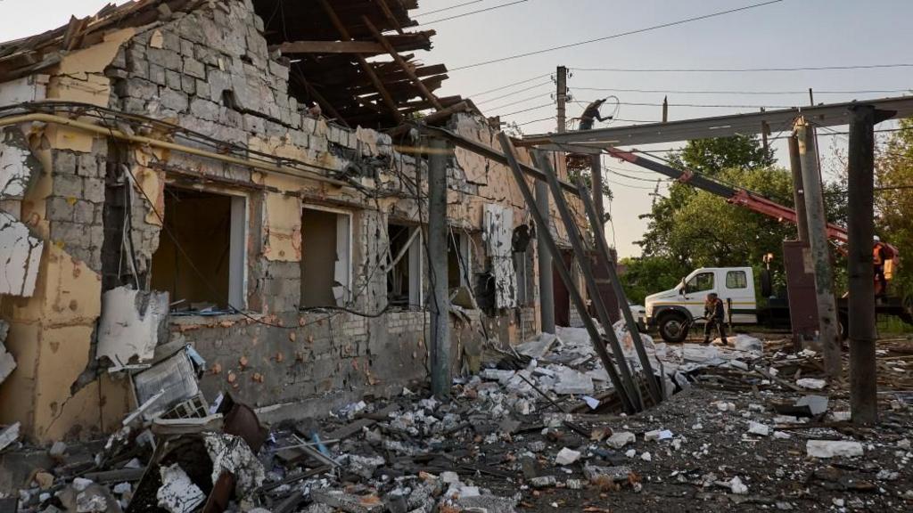 Ukraine live updates: Russia and Ukraine hold peace talks in Istanbul after trading overnight attacks - BBC News