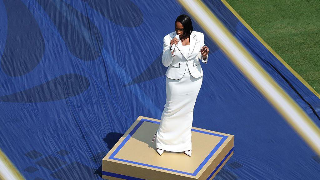 Jennifer Hudson sings the national anthem before the match
