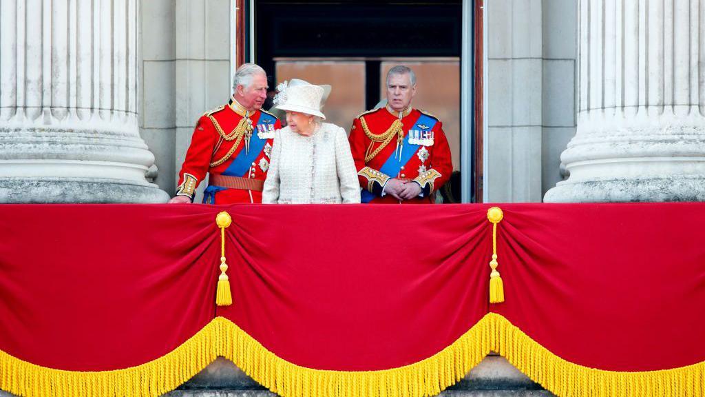 Princi Charles, Mbretëresha Elizabeth dhe Princi Andrew në ballkonin e Pallatit Buckingham në vitin 2019