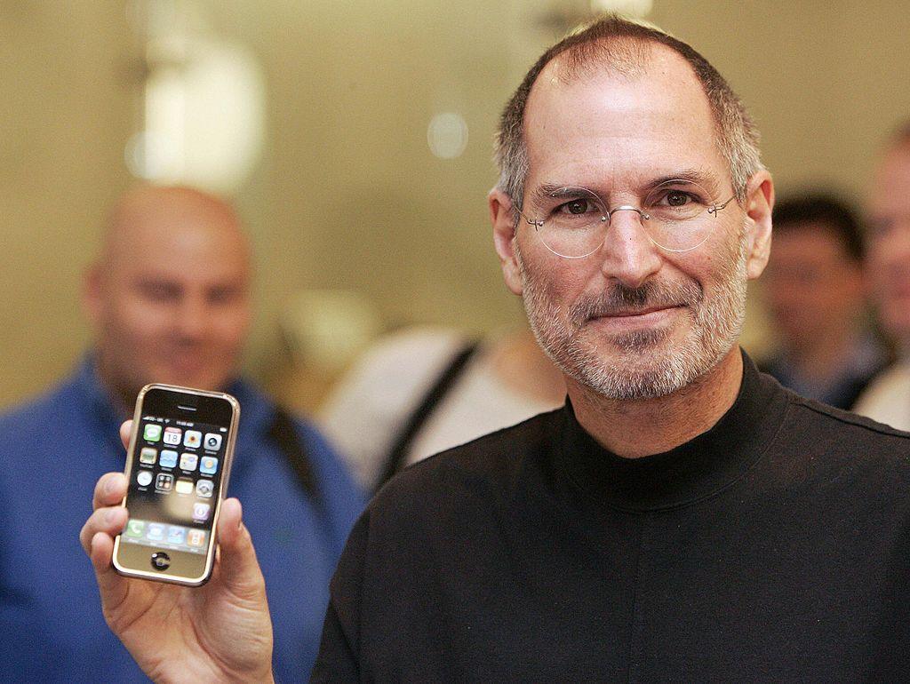 Steve Jobs with first iphone