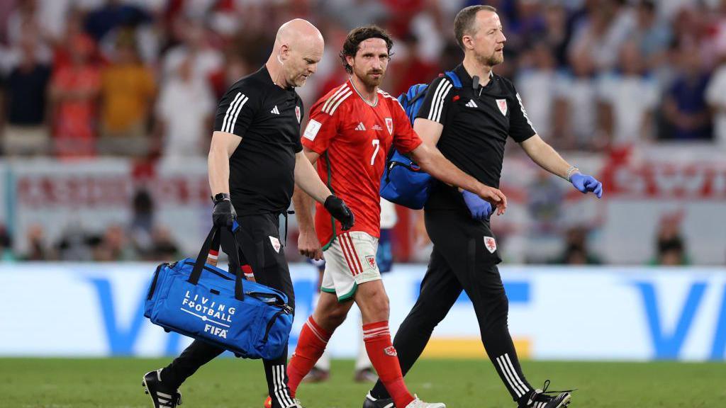Joe Allen yn gadael y cae yn erbyn Lloegr gydag anaf yn ystod Cwpan y Byd 2022