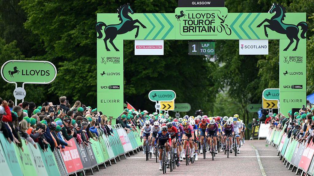 The peloton at the start of the final lap in Glasgow Green