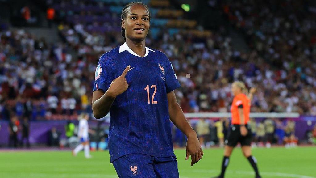 Marie-Antoinette Katoto yn dathlu sgorio'n y fuddugoliaeth o 2-1 erbyn Lloegr yn Euro 2025