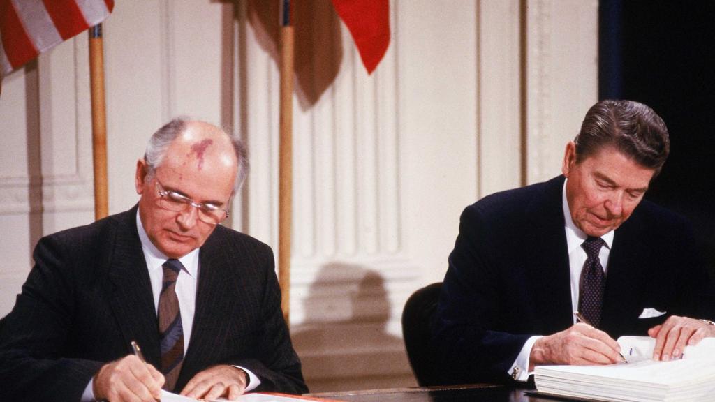 Mikhail Gorbachev & his summit host President Reagan